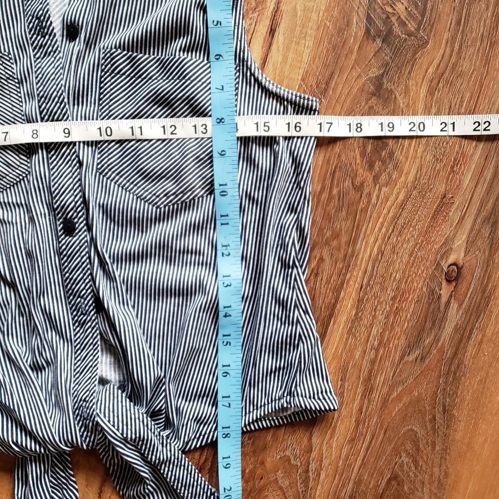 3/$20 Passport sleeveless tie front button down - Picture 2 of 4